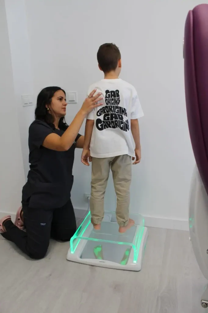 Podóloga realizando estudio de la pisada a niño