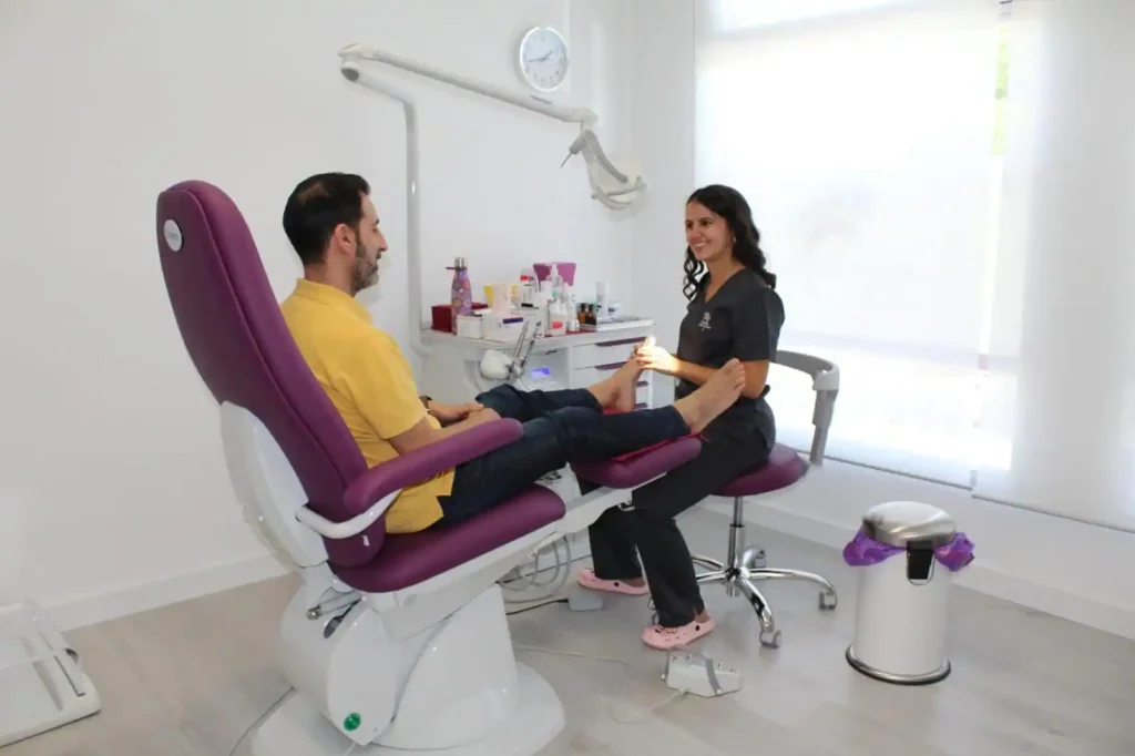 Podóloga realizando una consulta a hombre